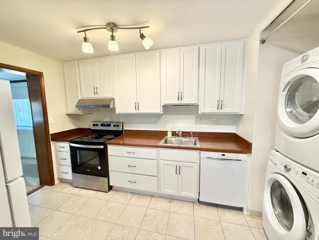 Building Photo - 6219 Yellowstone Dr