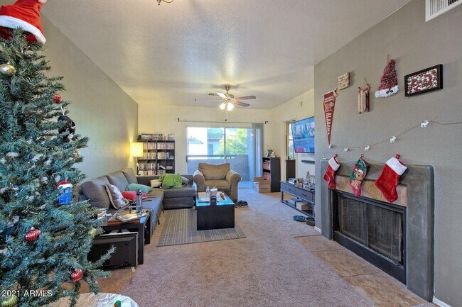 Foto del edificio - 9451 E Becker Ln