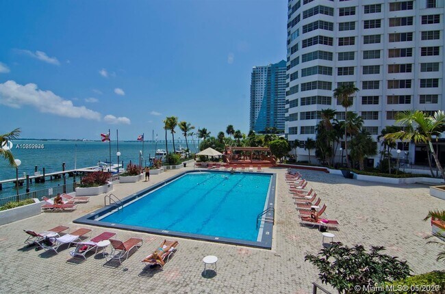 Foto del edificio - 801 Brickell Bay Dr