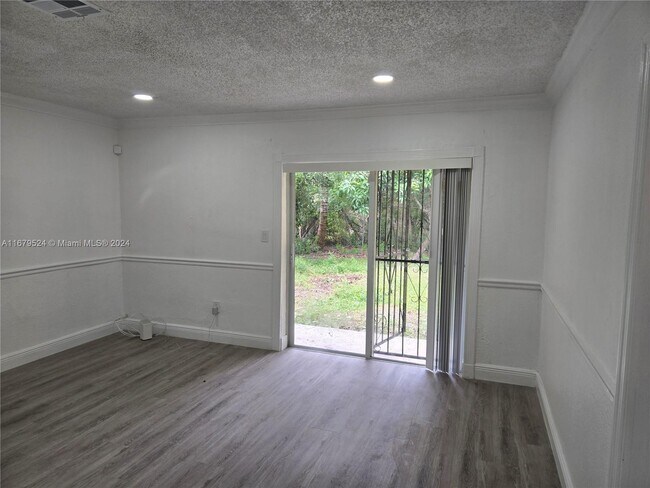 Foto del edificio - 2971 NW 195th St