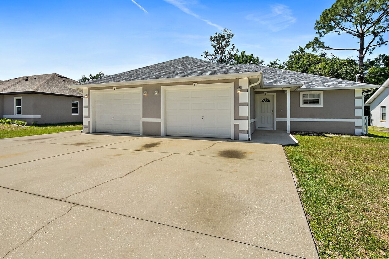 Primary Photo - Spacious 3 Bedroom 2 Bath Duplex in Pine G...
