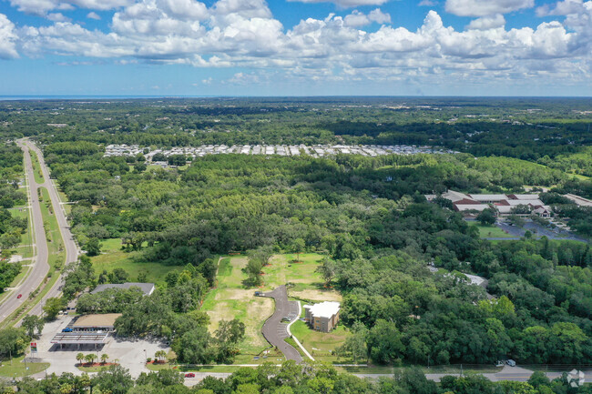 La propiedad y los alrededores - The Commons at Speer Village