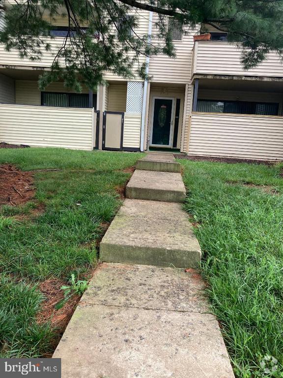 Building Photo - 8718 Village Square Dr