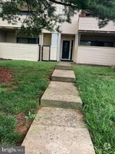 Building Photo - 8718 Village Square Dr