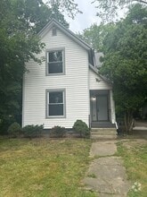 Building Photo - 906 W 22nd St