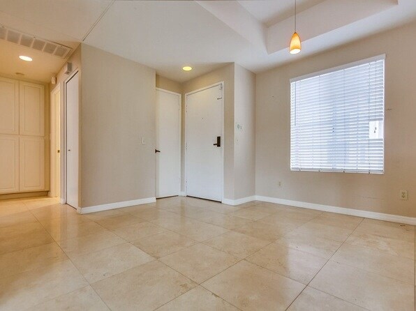 Building Photo - 2150 Camino De La Reina