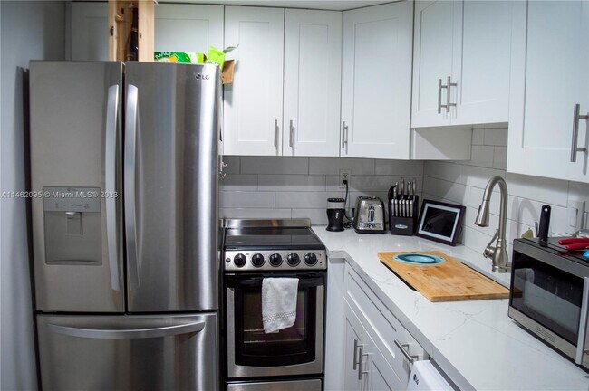 Building Photo - 8611 SW 68th Ct
