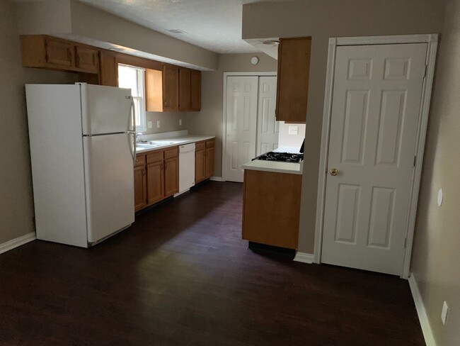 Building Photo - 2 bed 1 bath duplex
