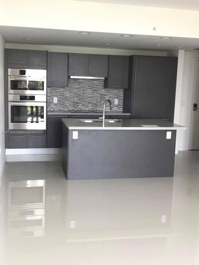 Foto del edificio - 7661 NW 107th Ave