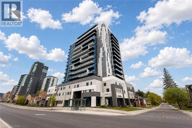 Photo du bâtiment - 904 King St N