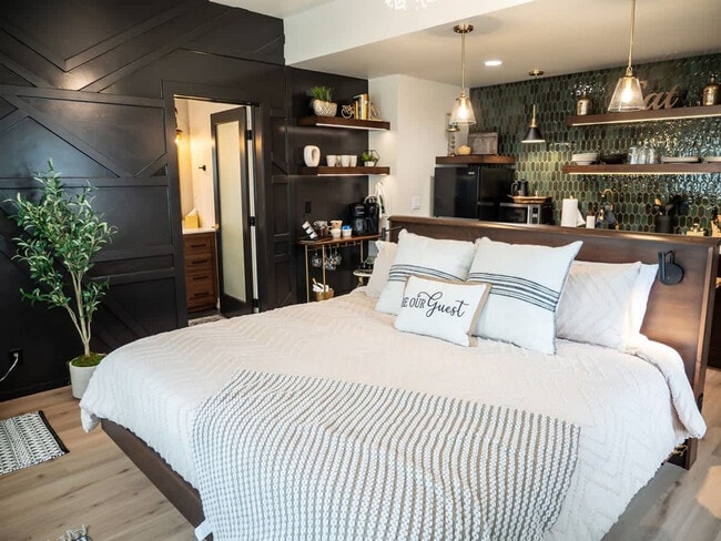 Building Photo - 3413 W Sunset Ave