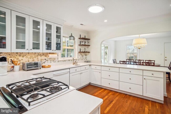 Building Photo - 532 Trippe Ave