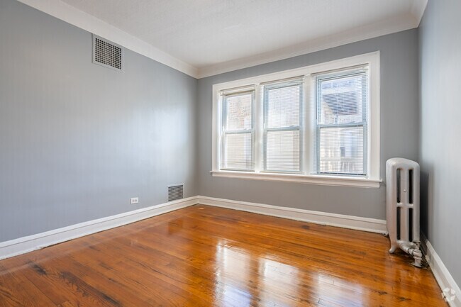 2 habitaciones, 1 baño - 850 pies cuadrados - Sala de estar - 8200 S. Evans Ave.