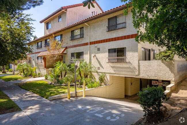 Foto del edificio - 1043 Thompson Ave