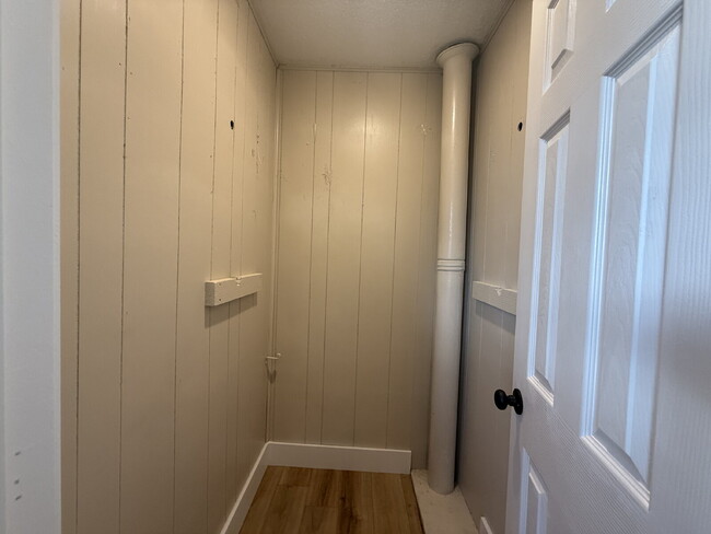 Building Photo - Renovated 1-bedroom, 1-bath apartment feat...