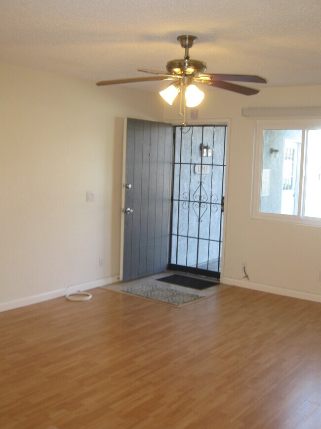 Entrada - 11243 Western Ave