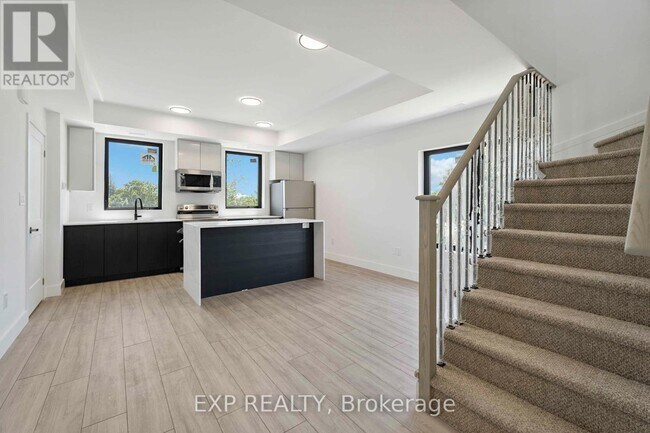 Photo du bâtiment - 7277-7277 Wilson Crescent