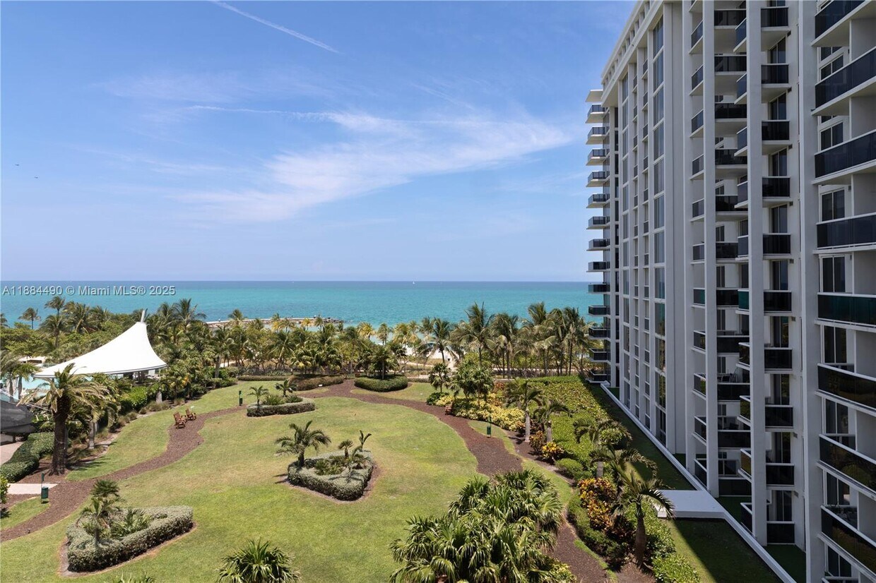 Primary Photo - 10275 Collins Ave