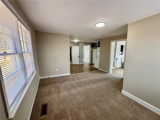 Foto del edificio - 3302 N Bogan Rd NE