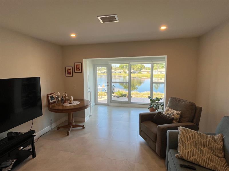 Foto principal - 8777 Warwick Dr