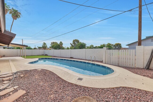 Foto del edificio - Spacious 6-Bedroom, 4-Bath Pool Home Near ASU Campus