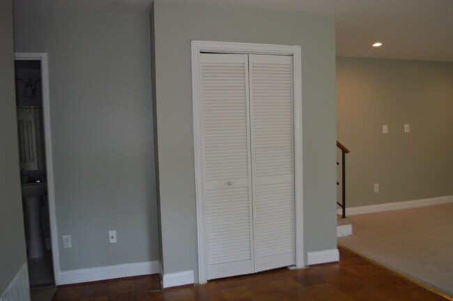 Building Photo - 10023 Mosby Woods Dr