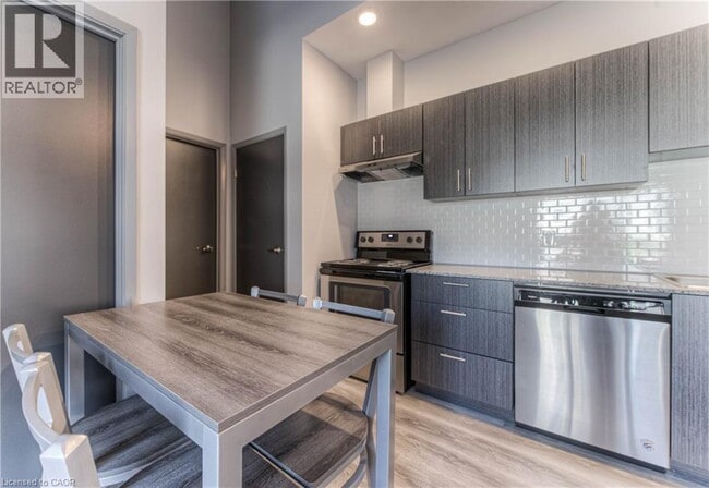 Building Photo - 275 Larch St