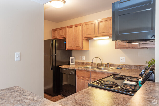 1BR, 1BA - 790 SF - Kitchen - Creekside Landing