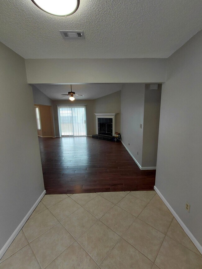 Foto del edificio - 1347 Lawndale Rd