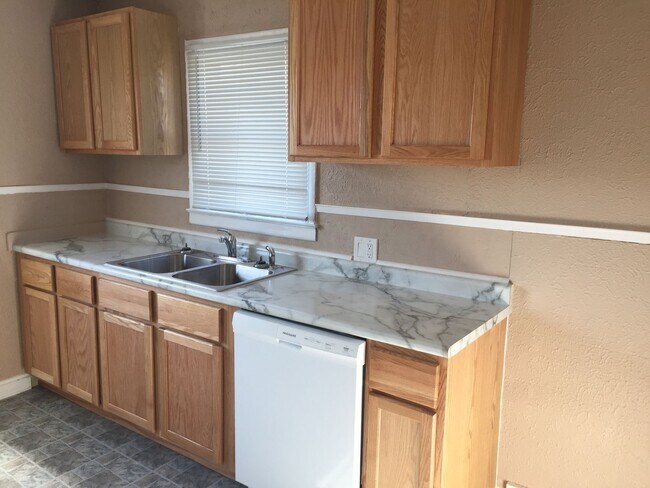 Foto del edificio - $1000 - 2 Bedroom 1 Bath Duplex - Newly Re...