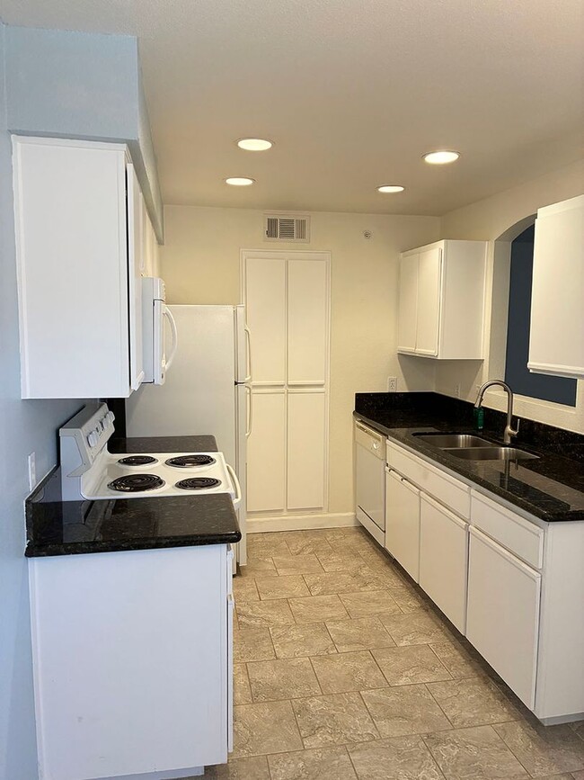 Building Photo - SilverCreek Distinctive Attached 1 BR Home