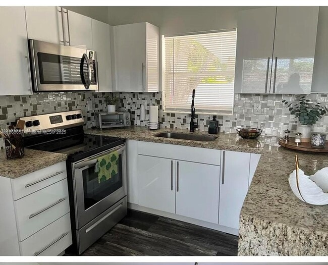 Building Photo - 6411 SW 20th St