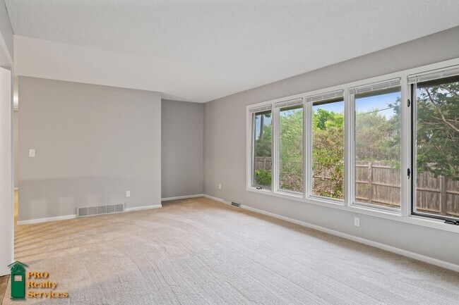 Foto del edificio - 4 Bedroom Home in Burnsville