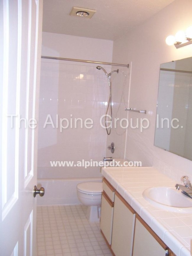 Building Photo - Lake Oswego Condo near Kruse Way/I-5!