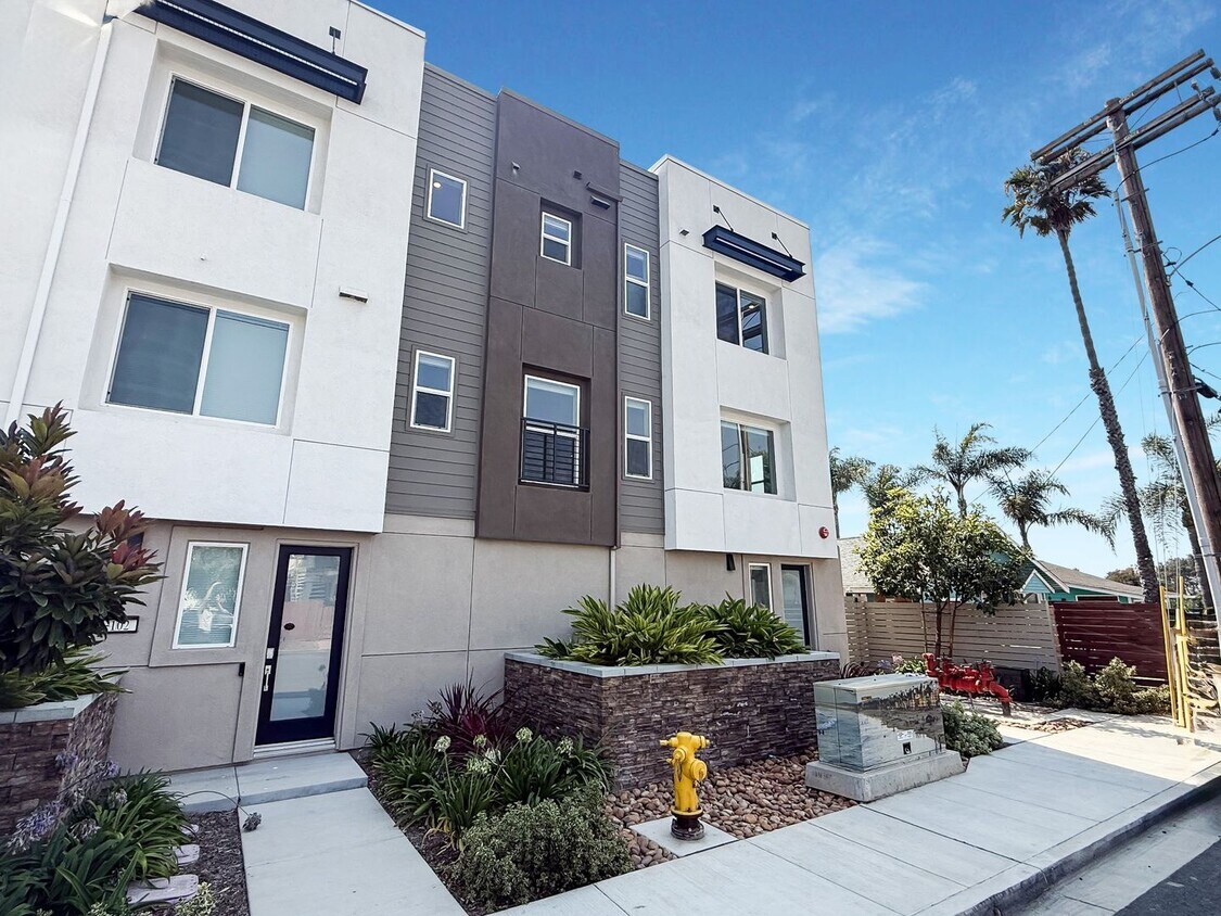Foto principal - Stunning 3B/2.5BA Townhome in Oceanside fo...