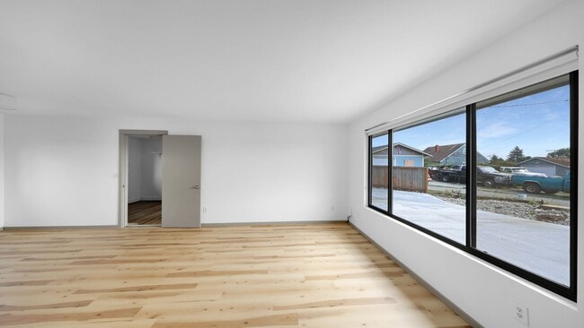 Building Photo - 3 Bed 1 Bath - Remodeled - Carport - NAS W...