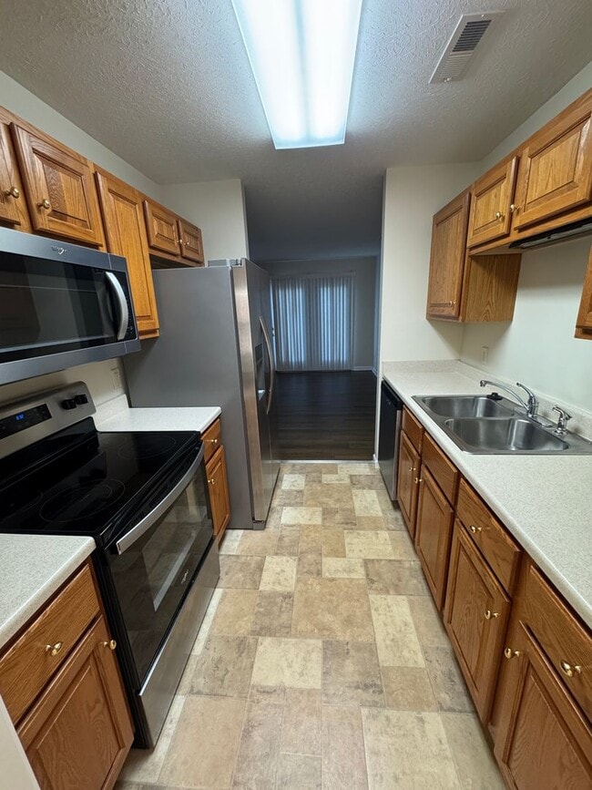 Building Photo - Spacious Townhouse in Bridgewater