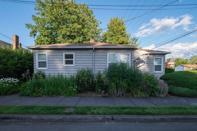 Building Photo - 1 Bedroom Duplex