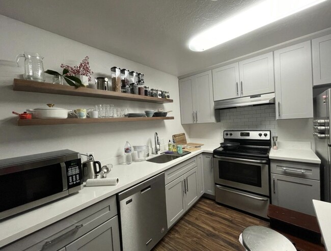 Renovated kitchen - 915 Gretchen Ln