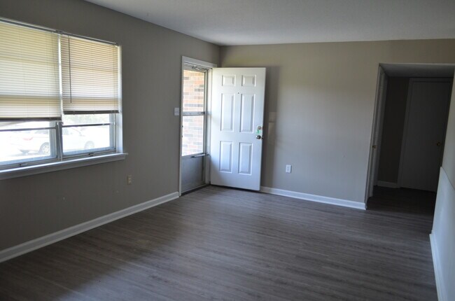 Building Photo - 229-231 Maple Grove Way