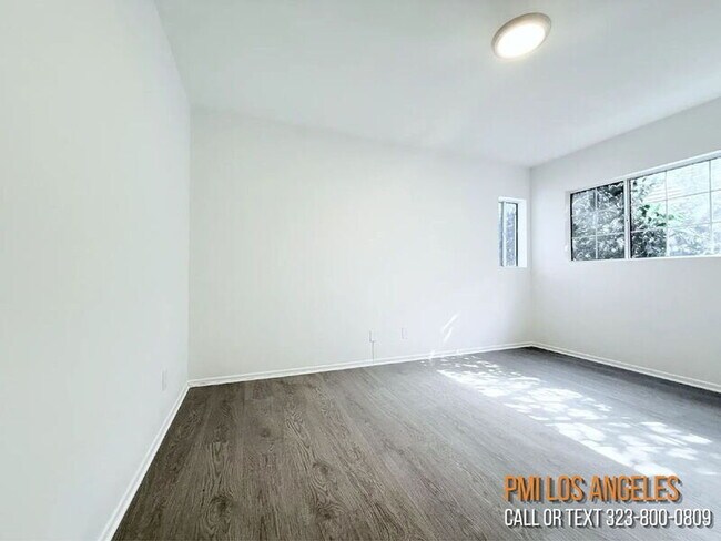 Building Photo - 10565 Camarillo St
