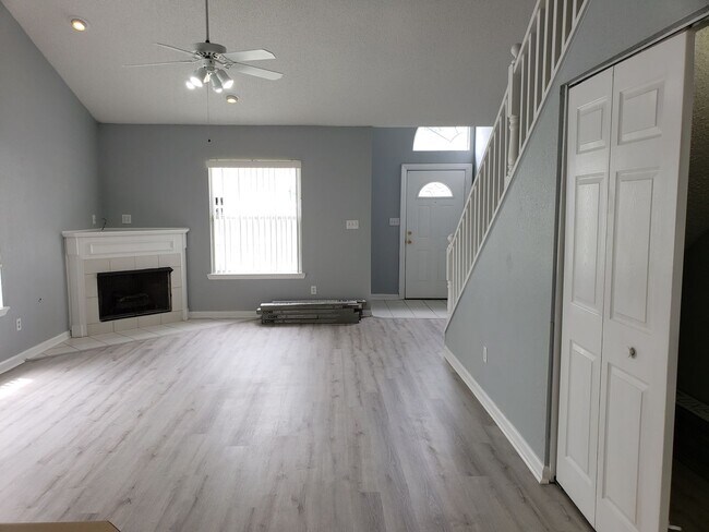 Foto del edificio - 3 bedroom townhome for rent in NE Tallahassee, wood floors, fenced yard available early July 2026...