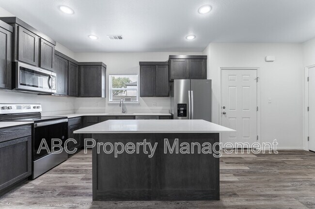 Building Photo - 955 S Benchmark Ln