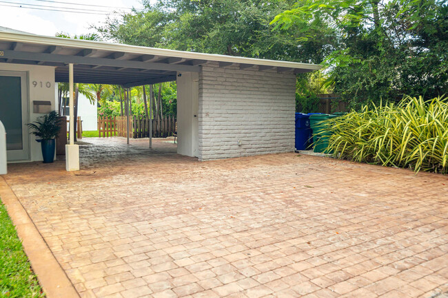 Foto del edificio - 910 NE 81st St