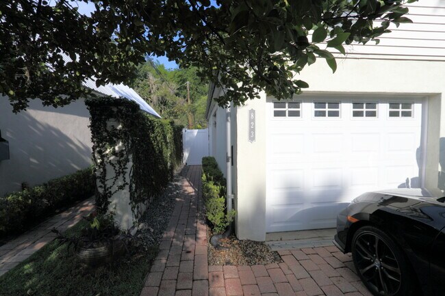 Building Photo - 823 Huntington Ct