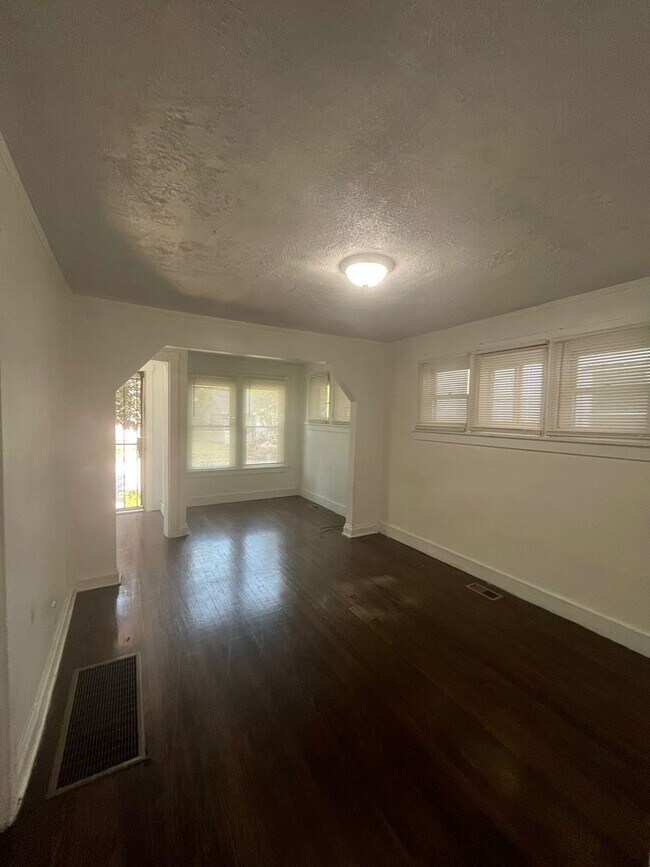 Building Photo - Spacious & Smart Layout! 3-bedroom, 1-bath...
