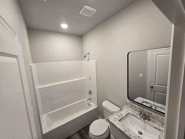 Building Photo - 1215 Fairway Dr