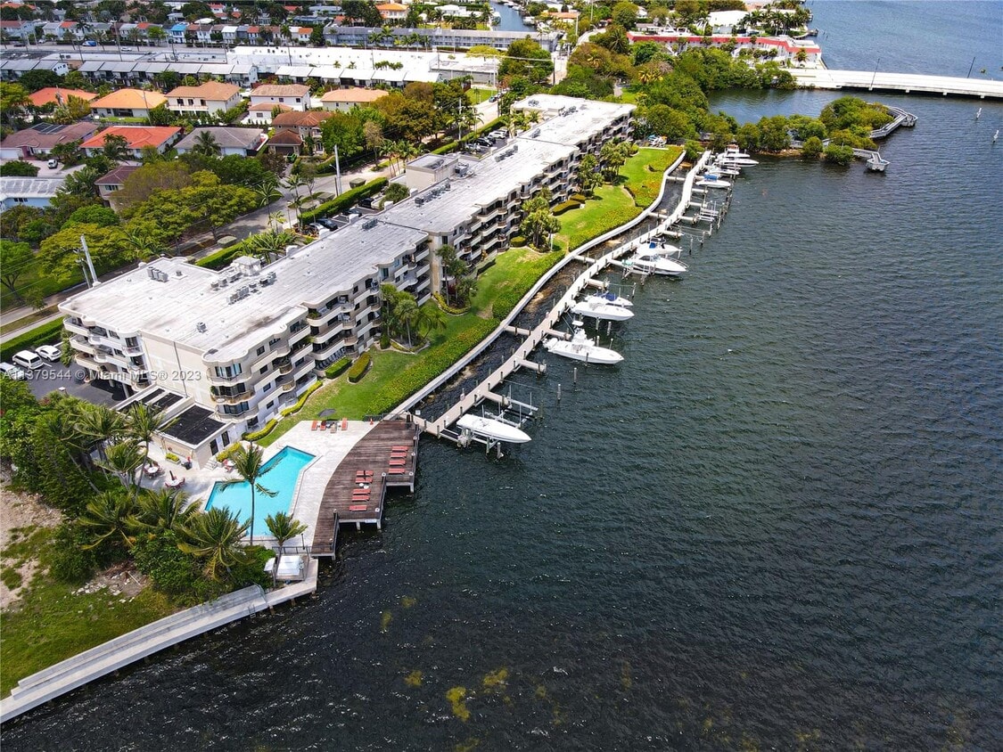 Primary Photo - 12000 N Bayshore Dr