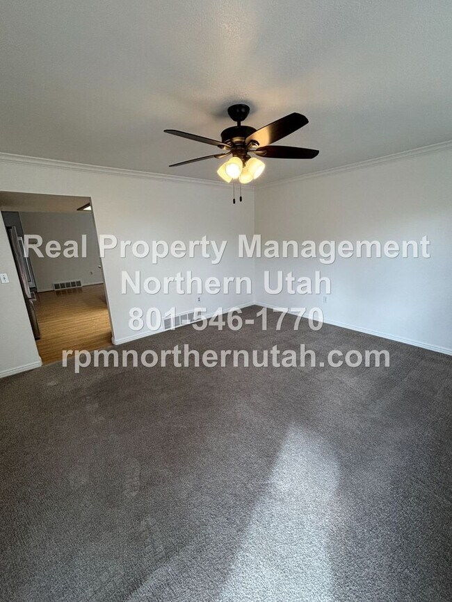 Building Photo - 2 Bedroom 1 Bath Layton Home Available Now!
