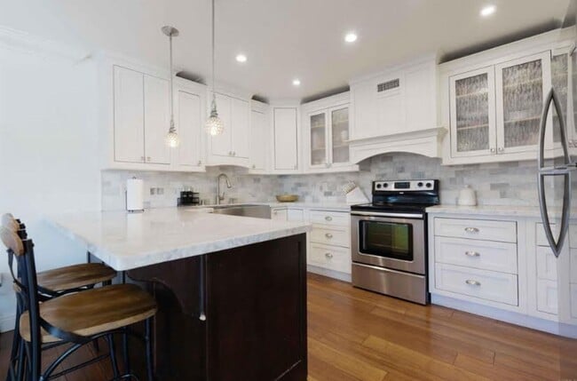 Foto del edificio - 2 bedroom / 2.5 bathroom townhome availabl...